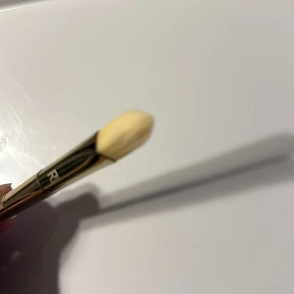 Real Techniques Bold Metals Collection 102 Triangle Concealer Brush - Picture 7 of 9